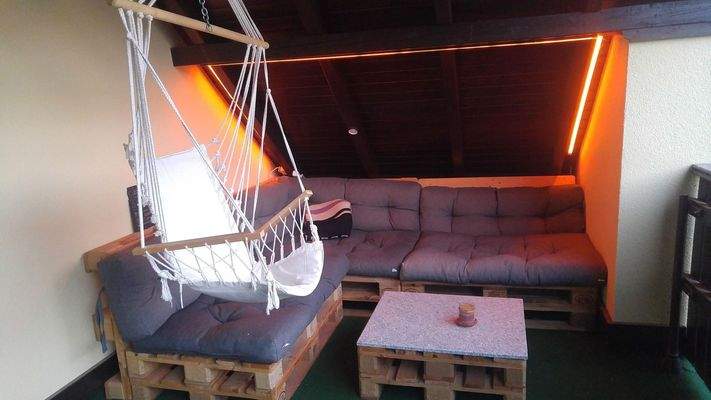 Chillecke auf überdachtem Balk