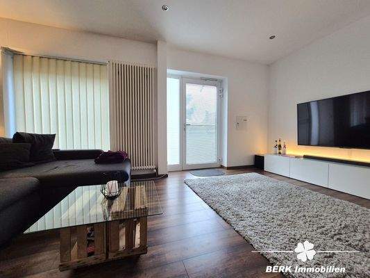 Wohnbereich mit Zugang zu Terrasse/Treppenabgang