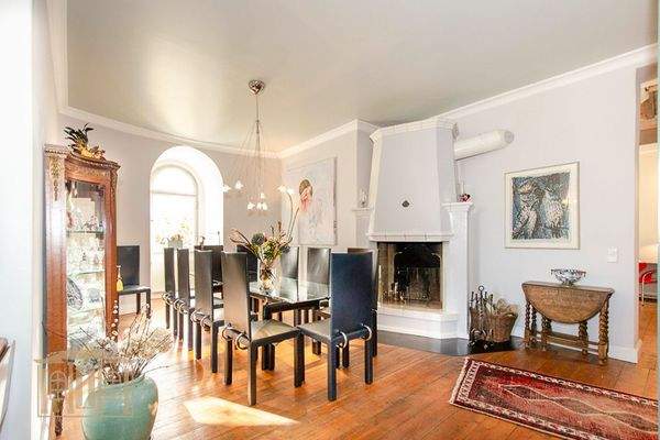 Esszimmer mit Kamin im Mansardengeschoss