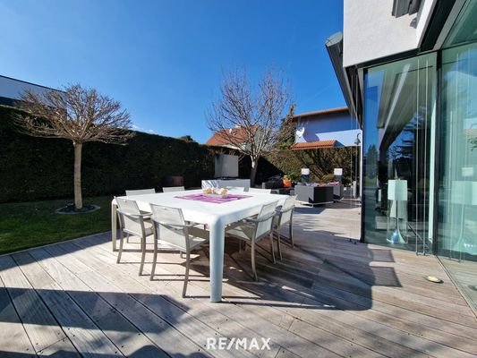 Terrasse mit großem Esstisch
