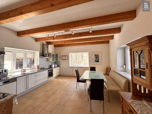 Geräumige Wohnküche mit drei Fenstern