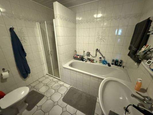 Bad mit Wanne und Dusche