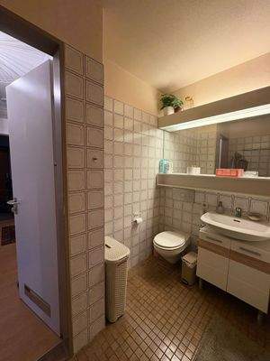 Badezimmer mit Fliesenwand