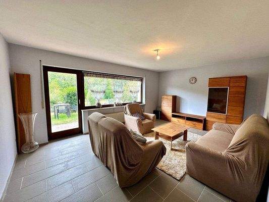 Wohnzimmer Souterrain mit Zugang zum Garten