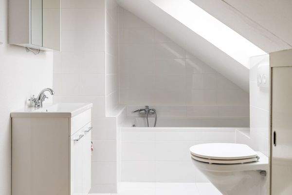 Familienidyll in Bogenhausen: Doppelhaushälfte mit sonnigem Westgarten & Grünblick