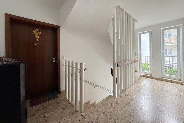 lichtdurchfluteter Hausflur