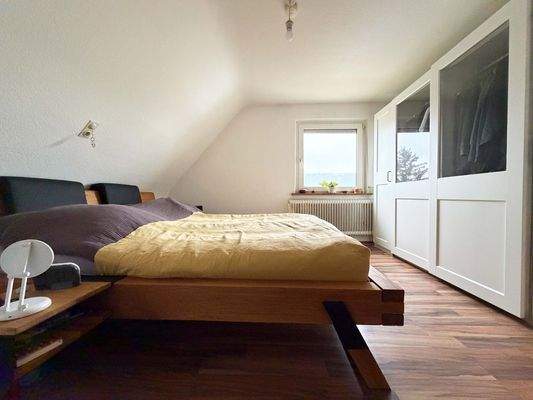 OG Schlafzimmer 1: Großzügiger Raum mit ruhiger Schlafatmosphäre