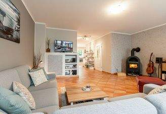 Wohnzimmer Sofa mit KI geändert