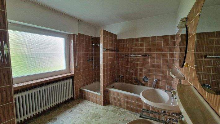 Badezimmer mit Wanne und Dusche EGW