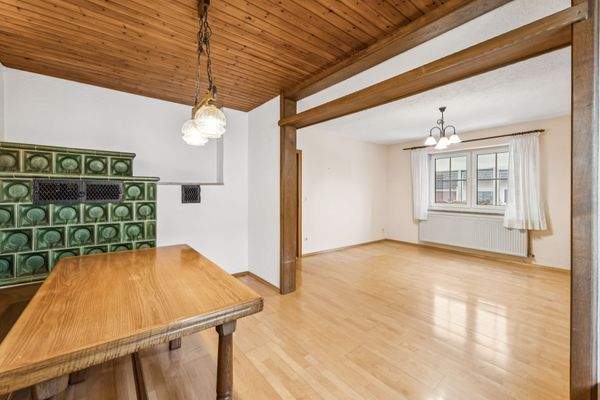 Wohnzimmer mit Kachelofen