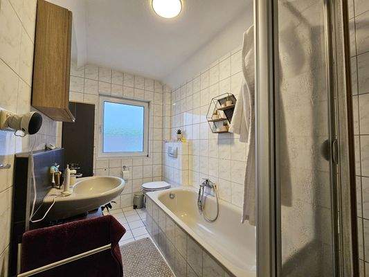 Tageslichtbad mit Wanne und Dusche