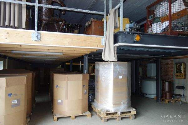 Zugang Zwischenboden mit Hebebühne