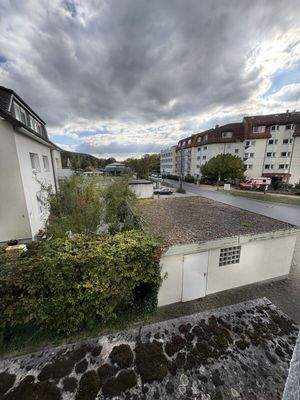 Blick zu den Garagen und Grundstück