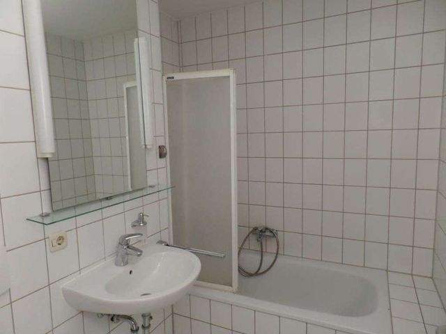 großzügig geschnittene 2-Raumwohnung mit Balkon in guter Lage - Photo 3