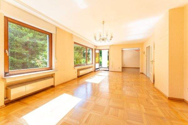 Essbereich mit Ausgang zur Terrasse und den Garten