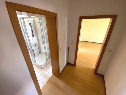 Flur mit Blick zum modernen Tageslichtbad und Wohnzimmer
