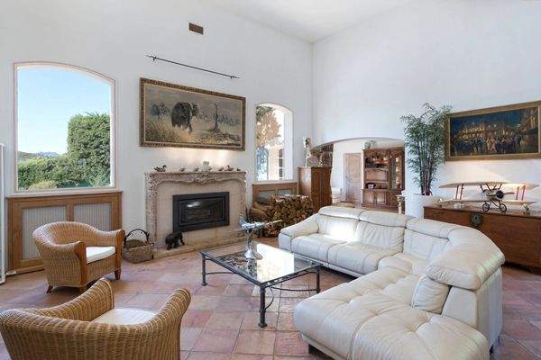 Salon Hauteur sous plafond Cheminée