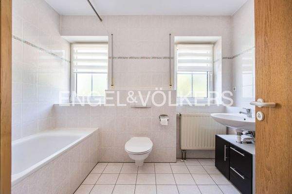 Helles Tageslichtbad mit zwei Waschbecken und zwei Fenstern