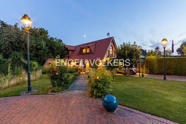 Das massive Nebengebäude am Abend