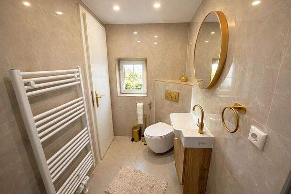 Badezimmer mit Dusche