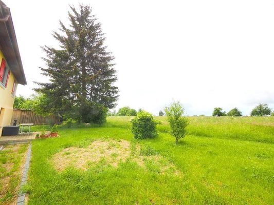 großes Grundstück hinter dem Haus