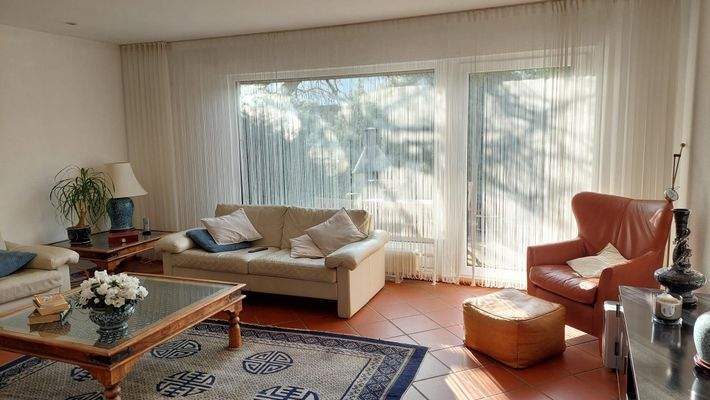 helles Wohnzimmer mit Terrassenzugang