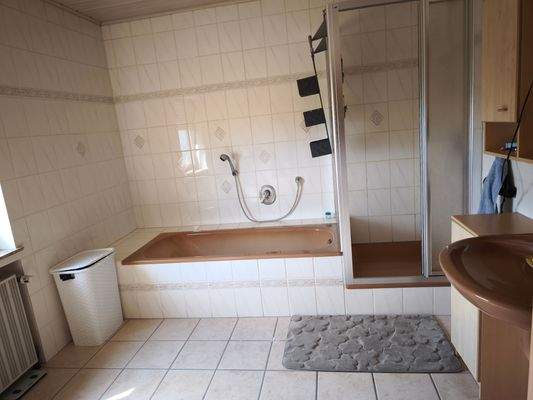 Teilansicht Dusche mit Wanne.jpg