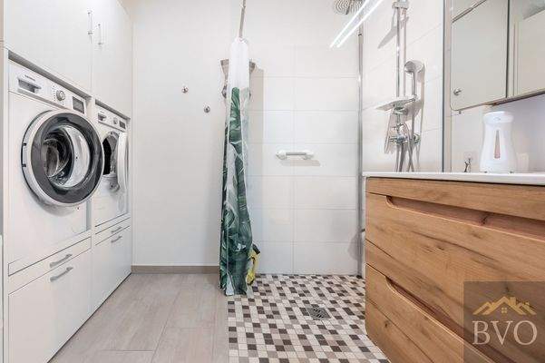 Badezimmer mit Ausstattung für Waschmaschine und Trockner