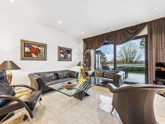 Wohnbereich mit Zugang zur Terrasse