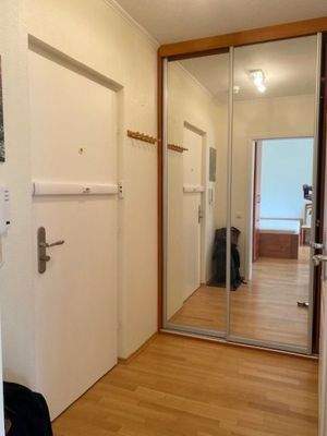 Flur mit Spiegelschrank