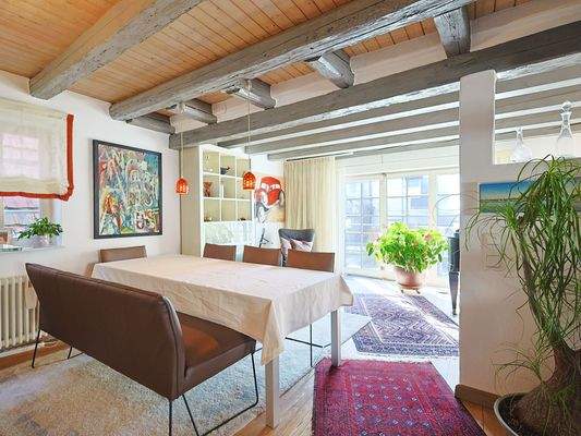 Essbereich mit Blick in den Wohnbereich