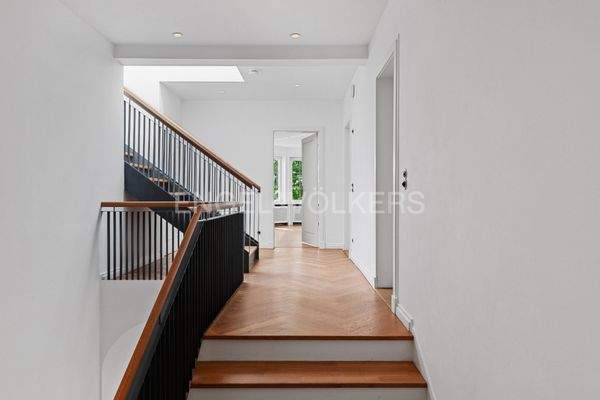 Eleganter Treppenaufgang bis ins Dachgeschoss