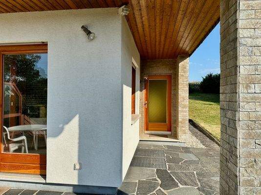 Überdachter Eingangsbereich