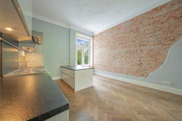 großzügige Küche mit Steinwand