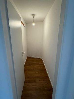 Schmaler Flur mit Lampe