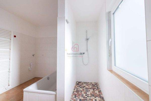 Bad mit Dusche und Wanne