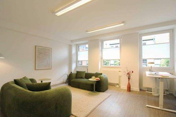 Helles Büro mit großzügigen Fensterflächen