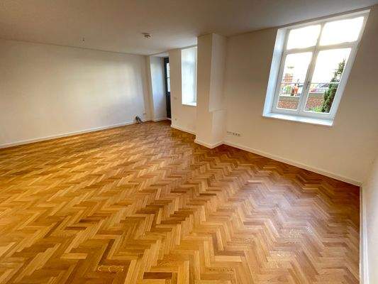 Wohnzimmer mit Zugang zur Terrasse.JPG