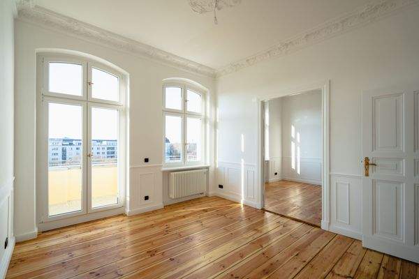 Zimmer 2 mit Flügeltür und Balkon