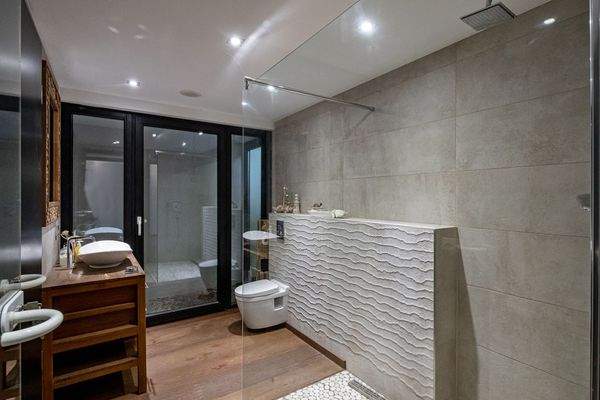 Das Bad im UG mit bodengleicher Dusche