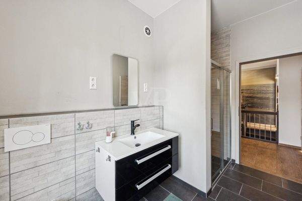 Modernes Duschbad im OG