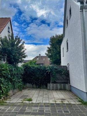 PKW-Stellplatz (links)