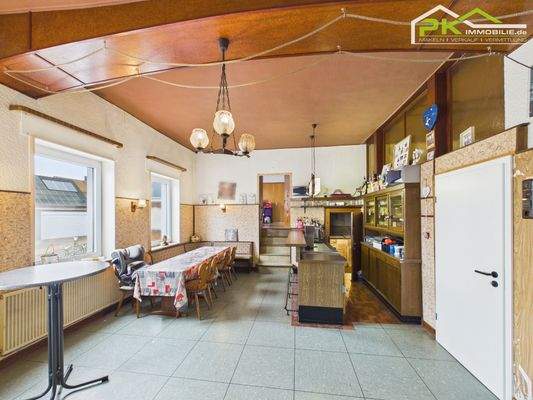 Gastraum mit Theke EG