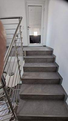 Büroeingang und Treppenhaus.jpg