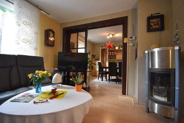 26 Wohnzimmer mit Kamin.JPG