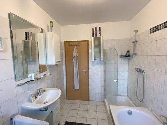 Vollbad mit Blick zur Tür