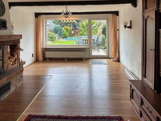 Blick vom Wohnzimmer in den Garten