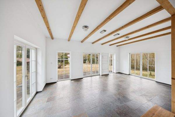 Anbau im Erdgeschoss mit Zugang auf die Terrasse und in den Garten