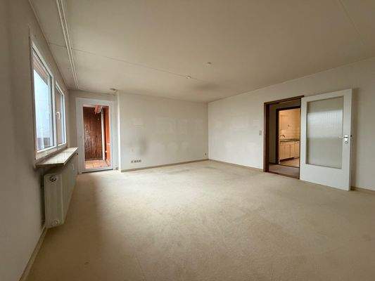 … mit Blick zum Balkon und zur Küche