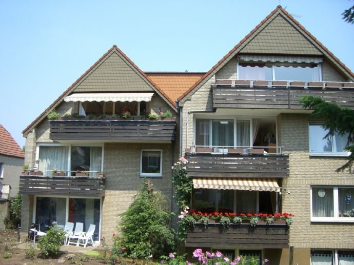 Gepflegte 2-Zimmer-Dachgeschosswohnung mit Einbauküche, Balkon u. Carport - stadtnahe Wohnlage in Bünde